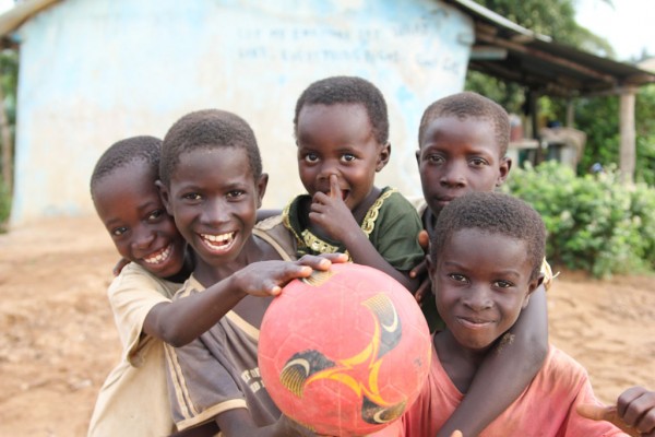 Bimbi del villaggio ghanese di Akwidaa