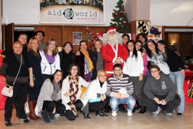 Staff e volontari al mercatino di Natale 2011