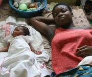 Ghana - una ragazza madre ospitata nel centro Street Girls Aid sostenuto da Aidworld